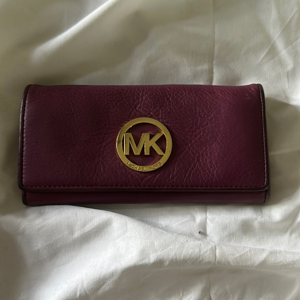 Michael Kors wallet. Like new. Gold snap closures